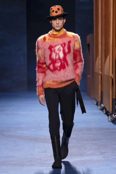 Look 18